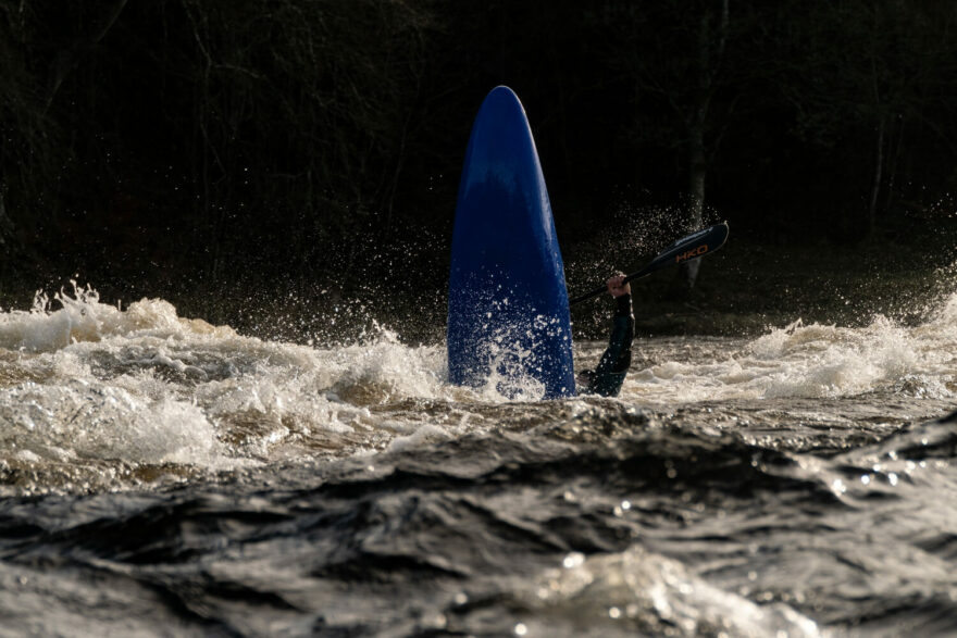 Eda si užívá velké víry na řece Tay.