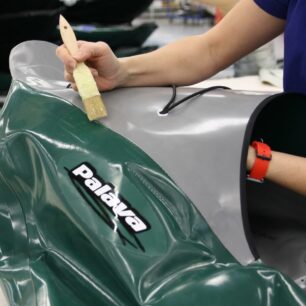 Závěrečná fáze výroby každé lodě je čistě ruční práce.