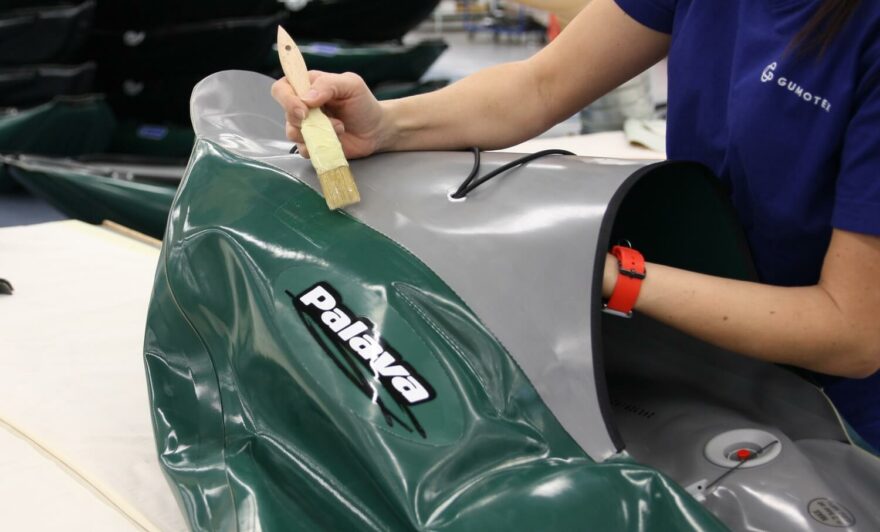 Závěrečná fáze výroby každé lodě je čistě ruční práce.