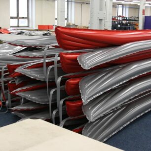 Zkompletované díly procházejí tlakovou zkouškou. Zde korpusy pro nové kajaky Seashine.