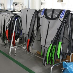 Produkty šicí dílny se k lodím musejí přidat ručně.