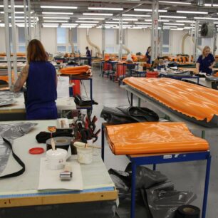 Kompletační dílna je obrovská. Zrovna se "jedou" čluny Ontario.