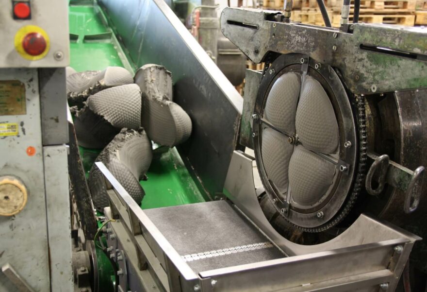 Pasírování základní směsi, aby se odstranily mechanické nečistoty.