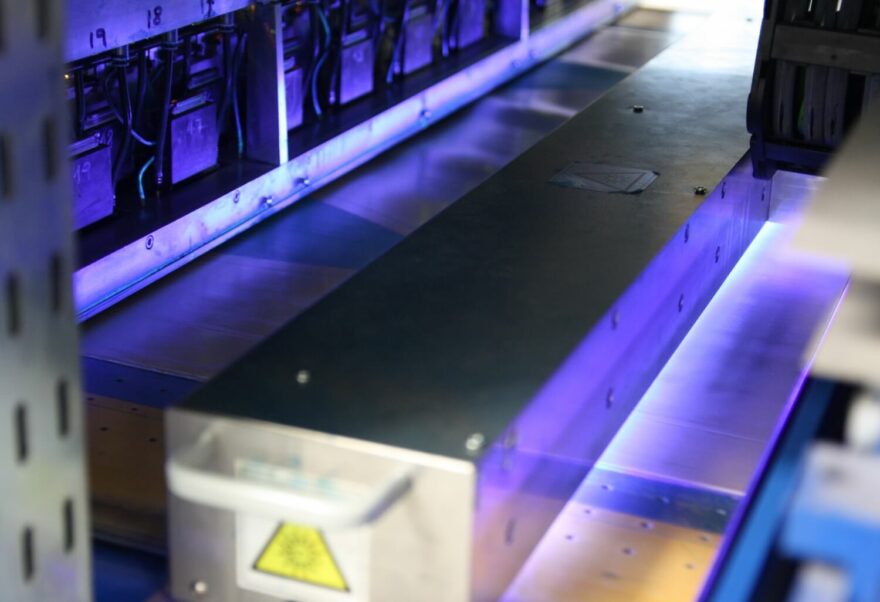 Začátek člunové linky tvoří zařízení podobné inkoustové tiskárně, akorát velikost je trochu jiná.