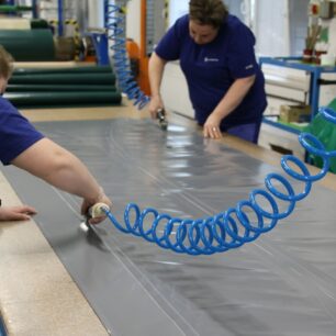 Zpracování dutých dílů lodí na konci člunové linky.