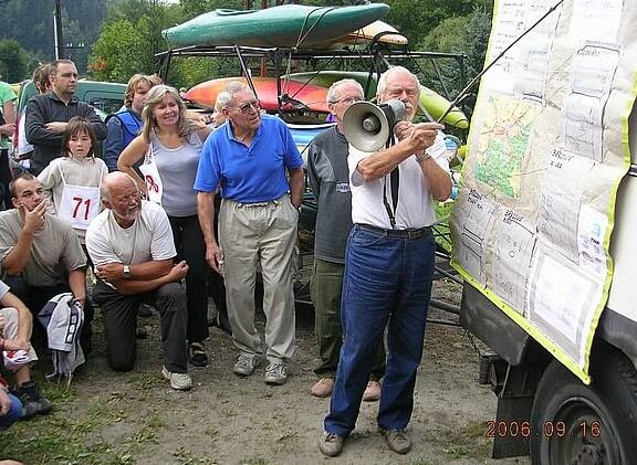 Franta provádí výklad trati před závodem na Teplé v roce 2006.