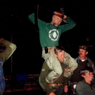 Hra za hlavou v Dawsonu v Kanadě.