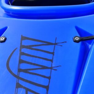 Za límcem jsou dvě menší plastová očka, další jedno je před límcem.