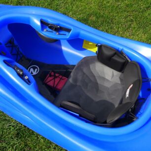 Sezení a vnitřní výbava je klasická na jakou jsme u lodí ZET zvyklí už léta.