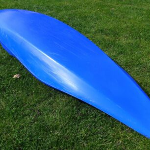 Pohled na dno kajaku od zádě.