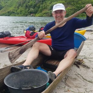 Taky jsem si musel vyzkoušet zdejší tradiční plavidlo a pádlo.