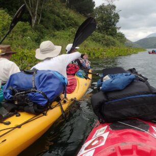 Naše kajaky byly opravdu hodně přetížené.