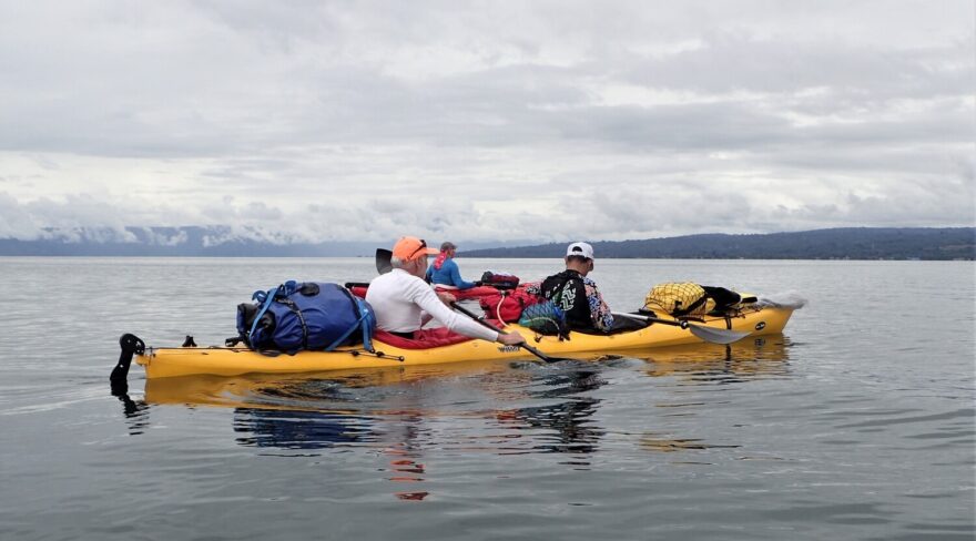 Přejíždíme na ostrov Samosir za naším "běžencem".