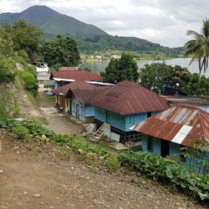 Procházka vesnicí. Na obzoru posvátná hora.