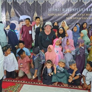 S dětmi v mešitě aneb najdi autora článku.