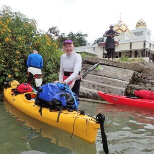 Ostrov Samosir. Zastávka před mešitou.