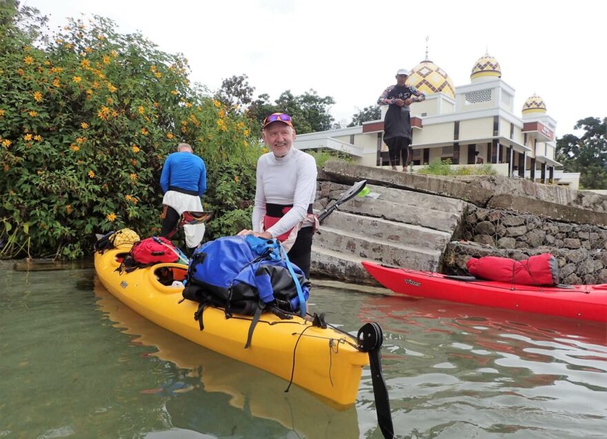 Ostrov Samosir. Zastávka před mešitou.