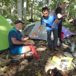 Táboříme. Rahmad má vždy nějaké ovoce.