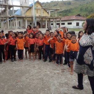 Ve škole jsem naučil děti zdravit česky.