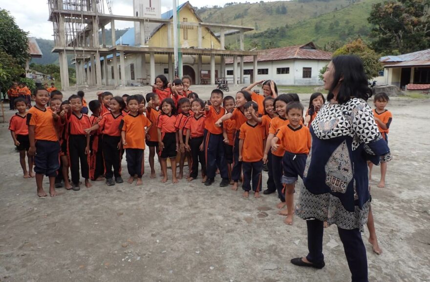 Ve škole jsem naučil děti zdravit česky.