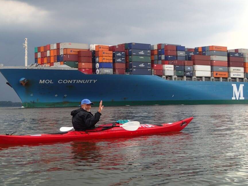V ústí každé velké řeky je třeba dávat pozor na obrovské nákladní lodě.