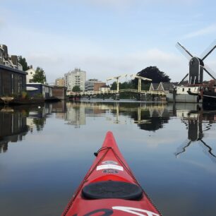 Na Rýnu ve městě Leiden v Nizozemsku.