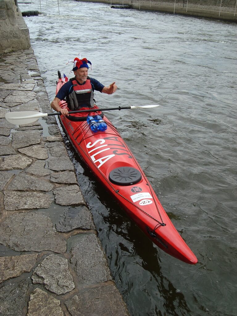Vyplutí z Prahy na první velkou kajakářskou cestu v roce 2014.