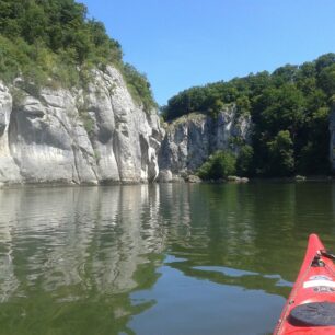 Pískovcové skály před Kelheimem na Dunaji.