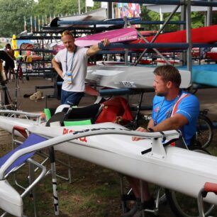 Příprava lodě při MS v Duisburgu 2023.