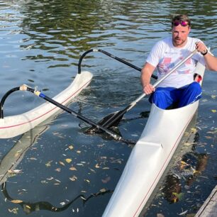 Míra jezdí na speciální kánoi s vahadlem (outrigger).