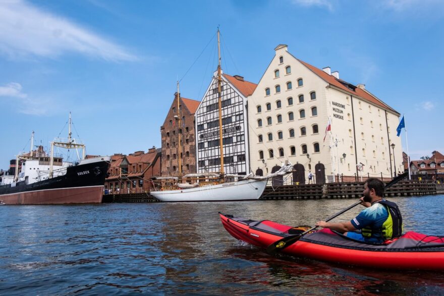 Na pravoboku je ostrov Ołowianka a loď Sołdek.