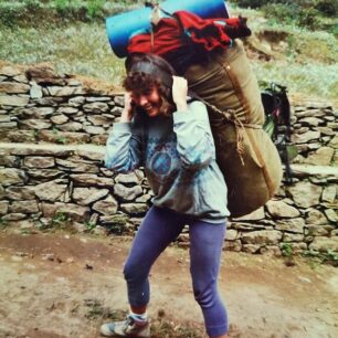 Zkouším, jak to mají nosiči těžké. Nepál 1993. / F: Josef Rybička