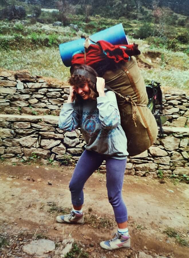 Zkouším, jak to mají nosiči těžké. Nepál 1993. / F: Josef Rybička