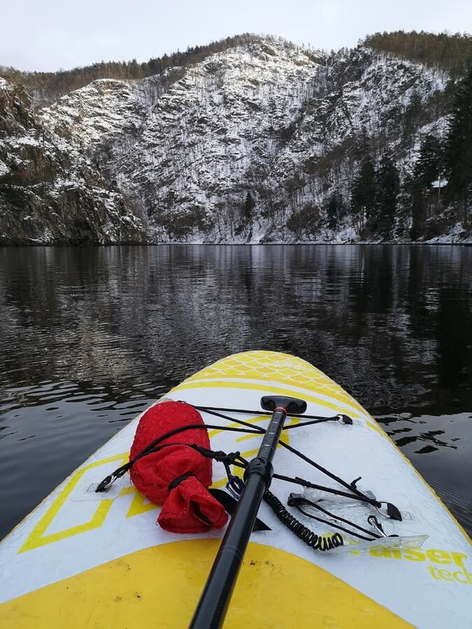 Paddleboardové začátky na Štěchovicích, které v zimě skoro nikdy nezamrzají.