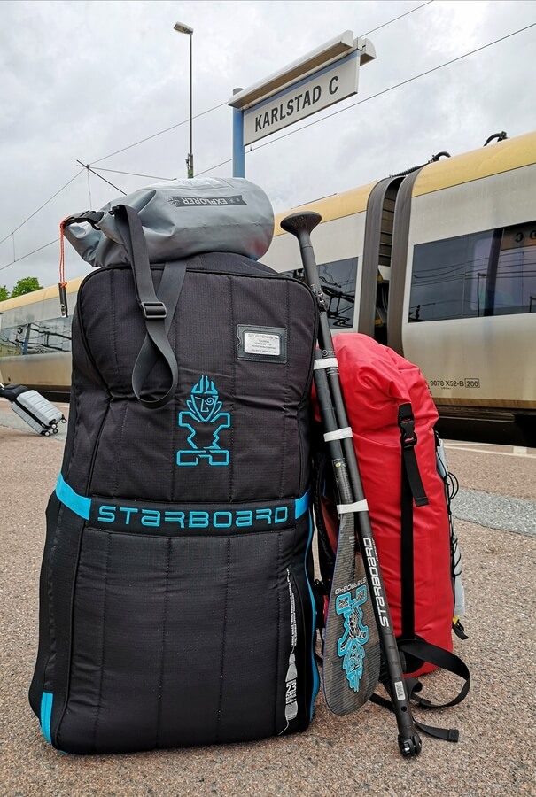 Na druhý pokus vlakem k autu. To by s pevným kajakem nešlo. Karlstad, Švédsko.