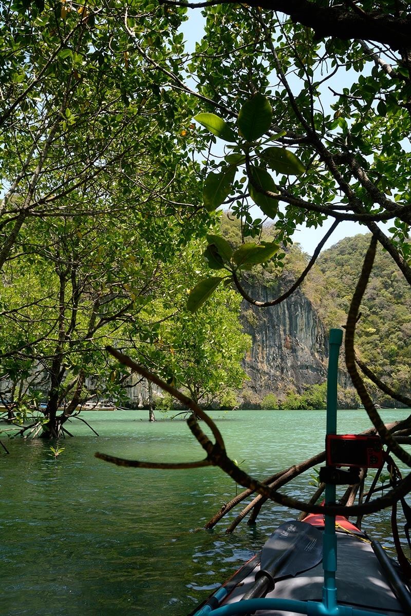 Laguna ostrůvku Ko Hong v zátoce Phang-Nga, kde se před davy turistů schovávám v mangrove.