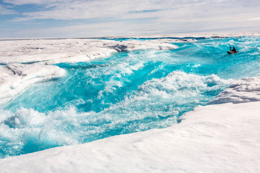 Řeka na povrchu ledovce nám nabídla i parádní slajd. Za hodinu už tam ale byla úplně jiná peřej.