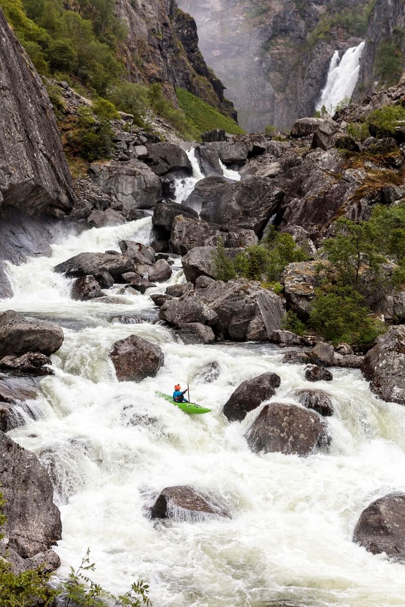 Honza Havelka na začátku spodního úseku pod majestátním Vøringsfossen.