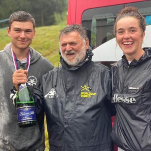 Lipno 2022. Kráťa, syn Martin a Terka Kneblová.