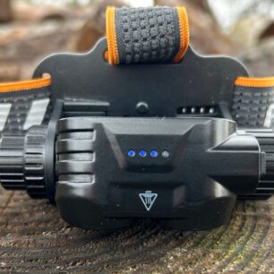 Na horní straně čelovky jsou 4 diody, která signalizují stav baterie.