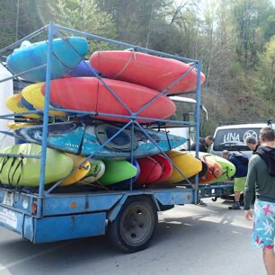 Přepřaháme na Unu. Autobus by se k nasedacímu místu nedostal.