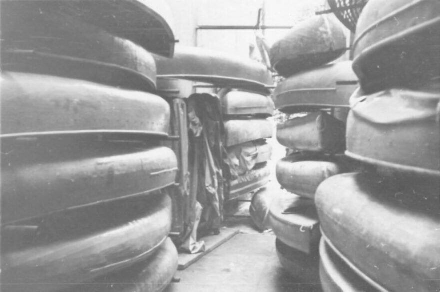 Uskladnění lodí v loděnici.