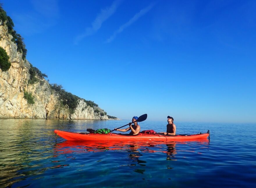 Místy jsme pluli okolo vysokých útesů.
