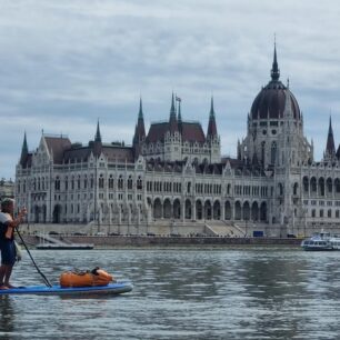 Luděk před velkolepou budovou parlamentu v Budapešti.