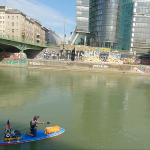 Start plavby na Donuakanalu v centru Vídně.