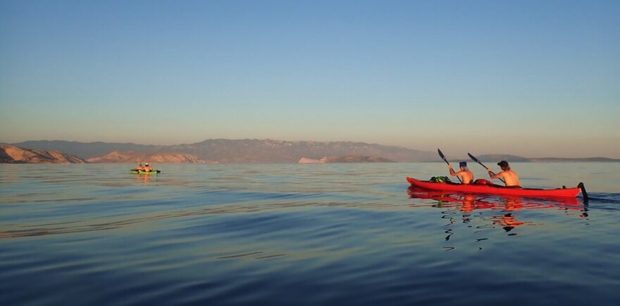 Podvečerní návrat k ostrovu Krk od ostrova Plavnik.