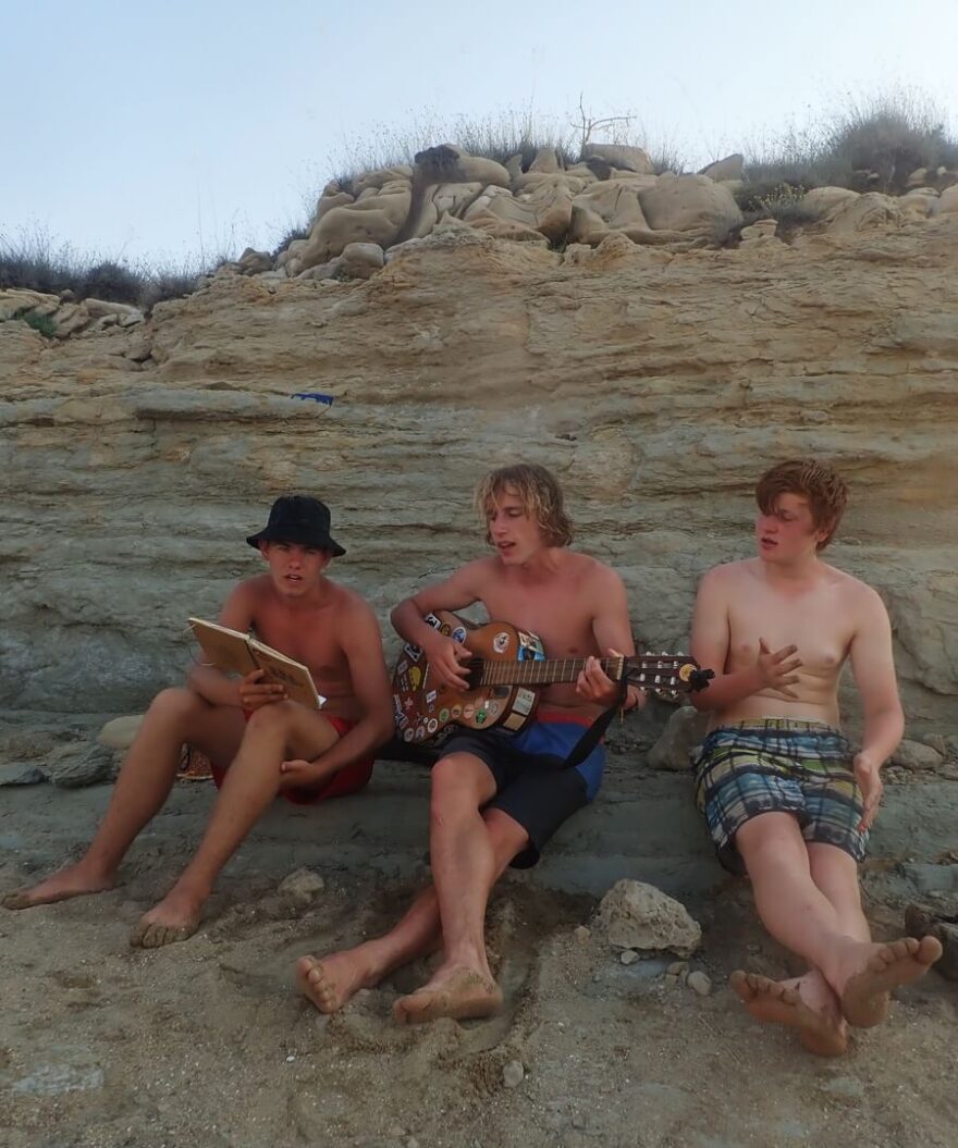 Kytaru jsme vezli ve vodotěsném obalu.