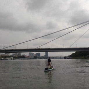 John a známý most v Bratislavě.