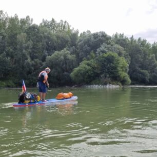 Plavba starým korytem Dunaje pod vodním dílem Gabčíkovo.