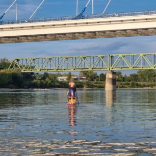 Silniční a železniční most mezi Komárnem a Komárom.